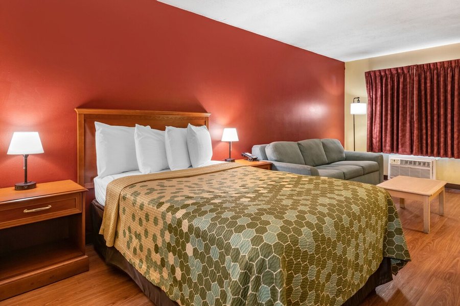 Econo Lodge Inn Suites Maingate Central — Guest room