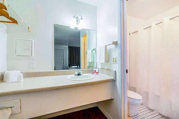 Econo Lodge Inn Suites Marianna — Bathroom