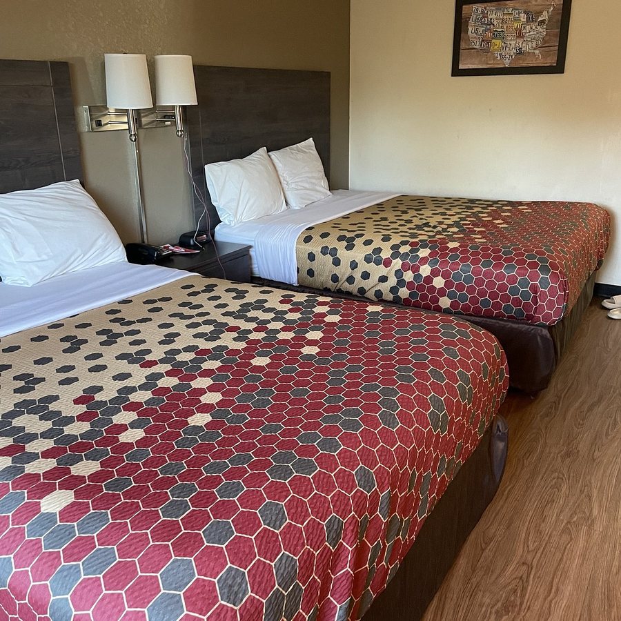 Econo Lodge Inn Suites Marianna — Guest room