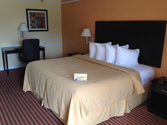 Econo Lodge Inn Suites — Guest room