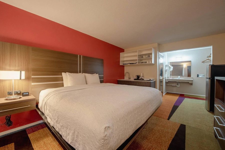 Econo Lodge Inn Suites — Guest room