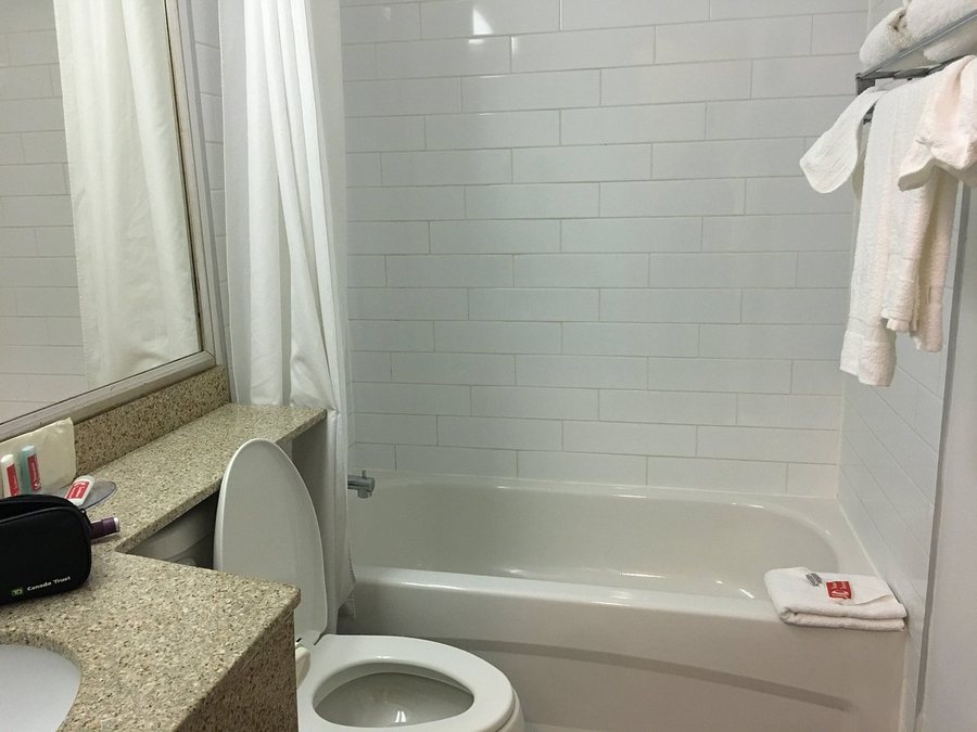 Econo Lodge Inn Suites Natchitoches — Bathroom
