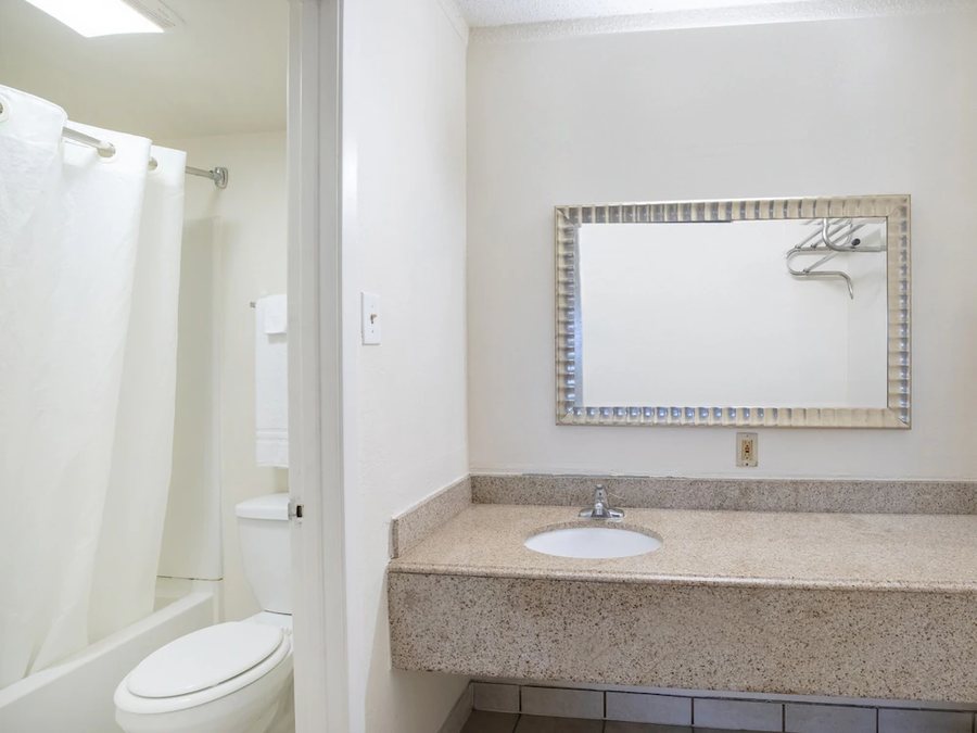 Econo Lodge Inn Suites Near Lackland AFB — Bathroom
