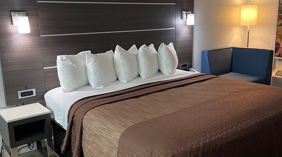 Econo Lodge Inn Suites Near Lackland AFB — Guest room