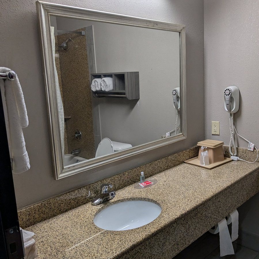 Econo Lodge Inn Suites North Little Rock Near Riverfront — Bathroom