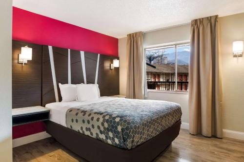 Econo Lodge Inn Suites On The River — Guest room