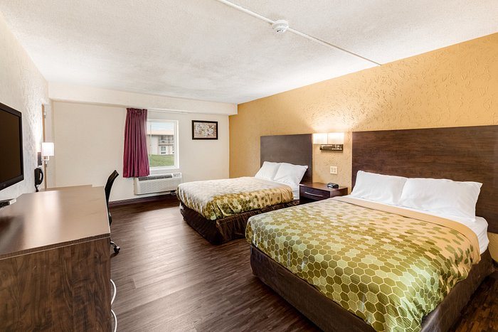 Econo Lodge Inn Suites — Guest room