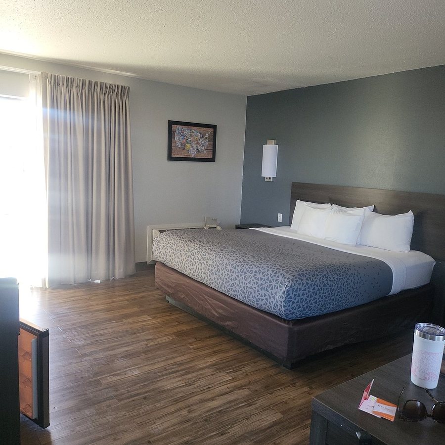 Econo Lodge Inn Suites — Guest room