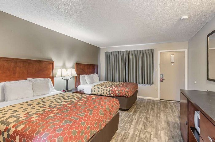 Econo Lodge Inn Suites — Guest room