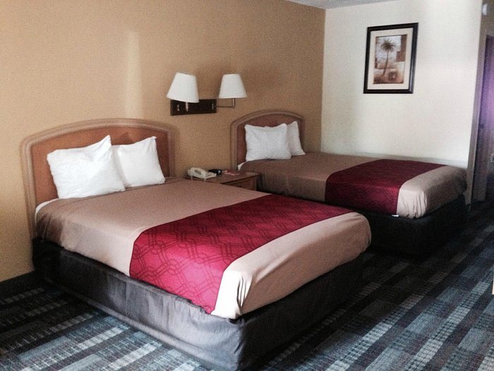 Econo Lodge — Guest room