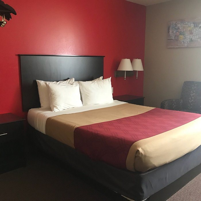 Econo Lodge Jamestown — Guest room