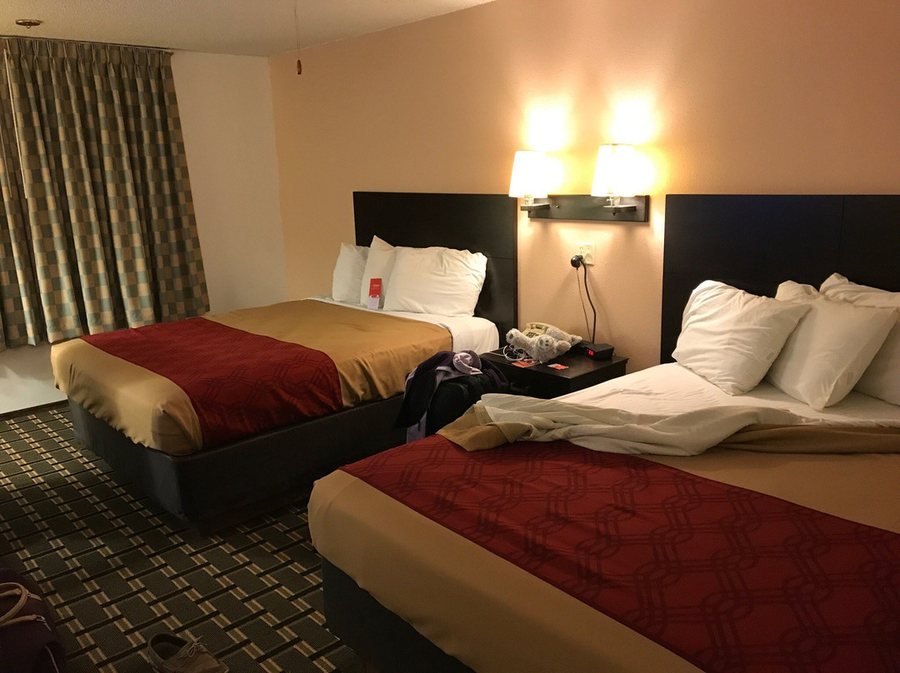 Econo Lodge — Guest room