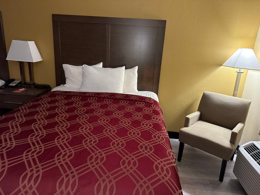 Econo Lodge Lenoir City Tn — Guest room