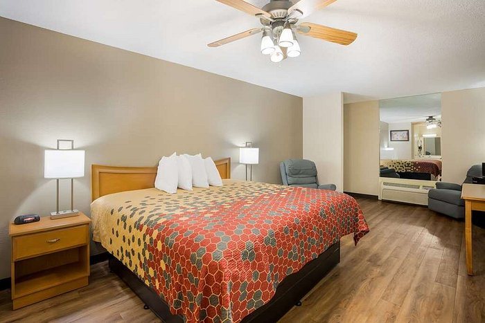 Econo Lodge — Guest room