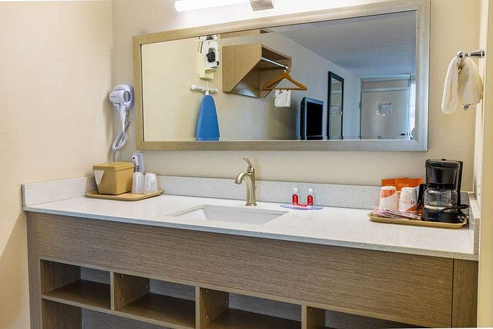 Econo Lodge Louisville Airport — Bathroom