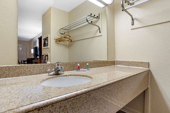 Econo Lodge — Bathroom