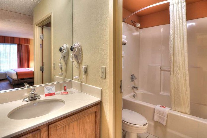 Econo Lodge Macon Riverside Dr — Bathroom