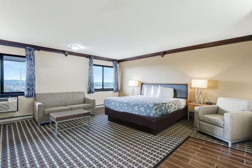 Econo Lodge Madison — Guest room