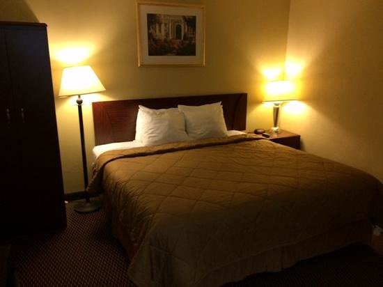 Econo Lodge — Guest room