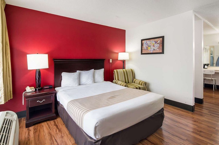 Econo Lodge — Guest room