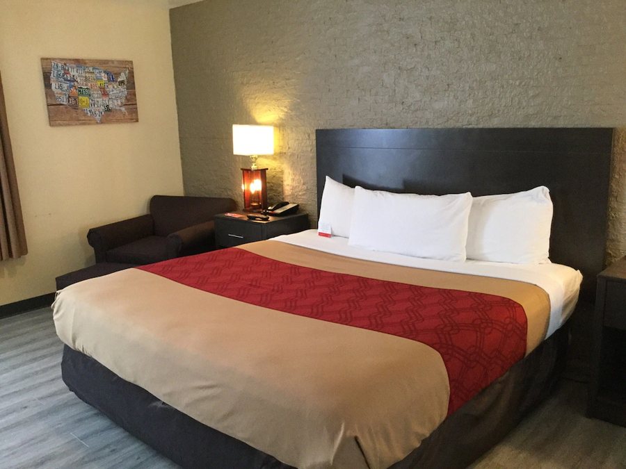 Econo Lodge Metro — Guest room