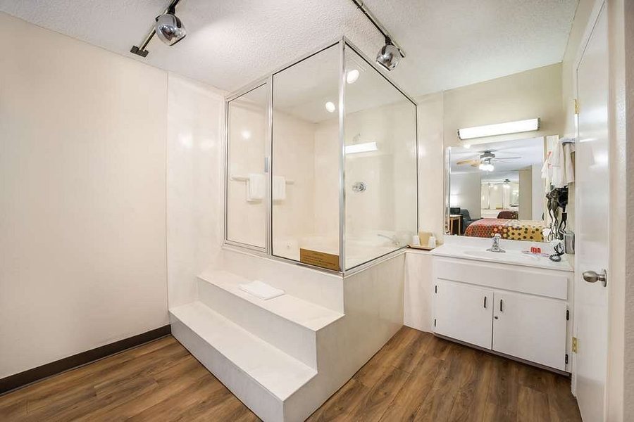Econo Lodge Midvale — Bathroom