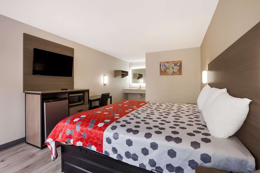 Econo Lodge — Guest room