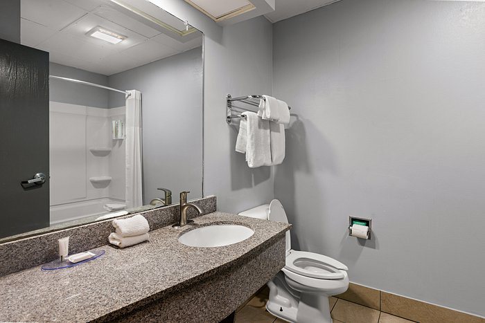 Econo Lodge near Ft Stewart — Bathroom