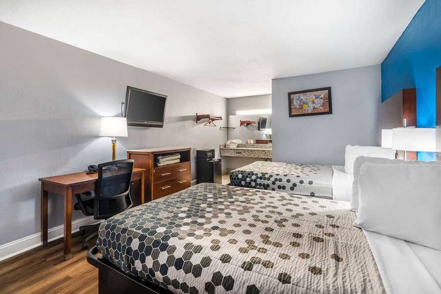 Econo Lodge Near Norfolk State University — Guest room