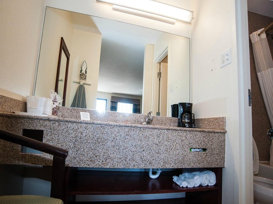 Econo Lodge Near Reno Sparks Convention Center — Bathroom