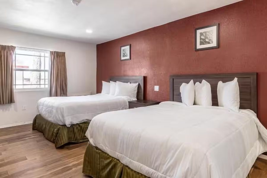 Econo Lodge — Guest room