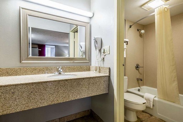Econo Lodge — Bathroom