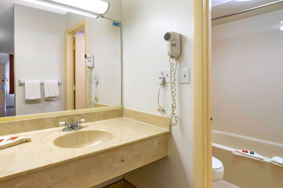 Econo Lodge North — Bathroom