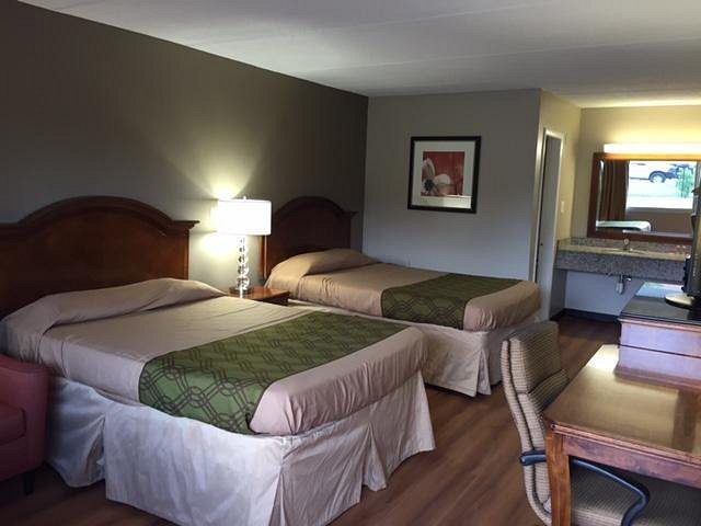 Econo Lodge North — Guest room