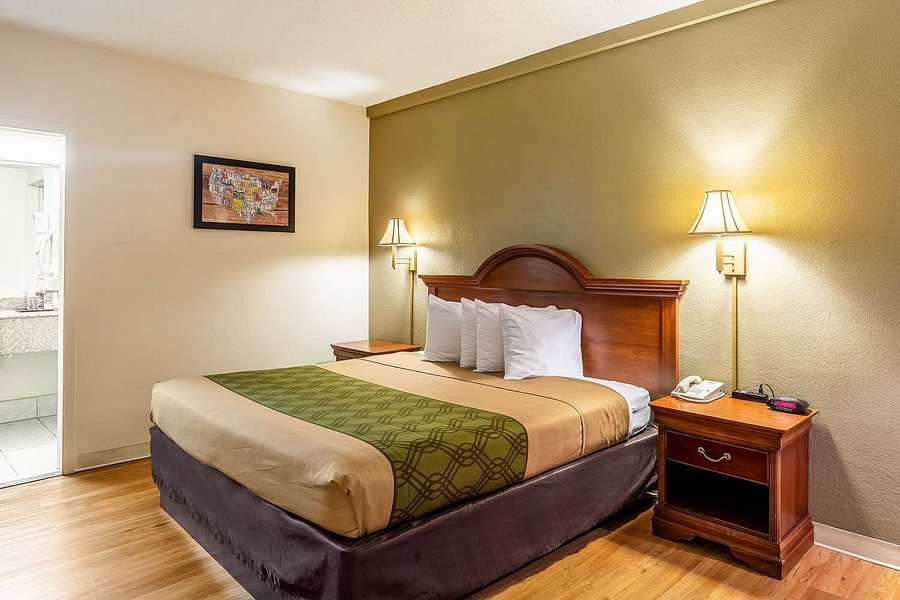 Econo Lodge North — Guest room