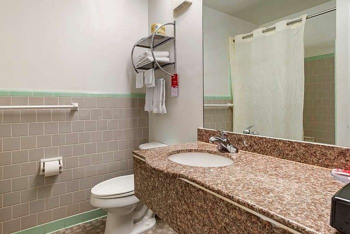 Econo Lodge North — Bathroom