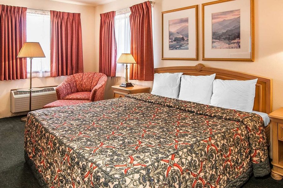 Econo Lodge — Guest room