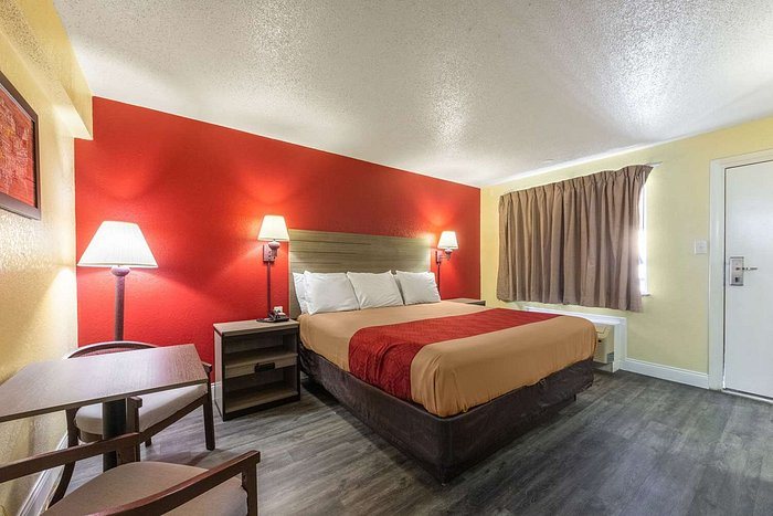 Econo Lodge — Guest room