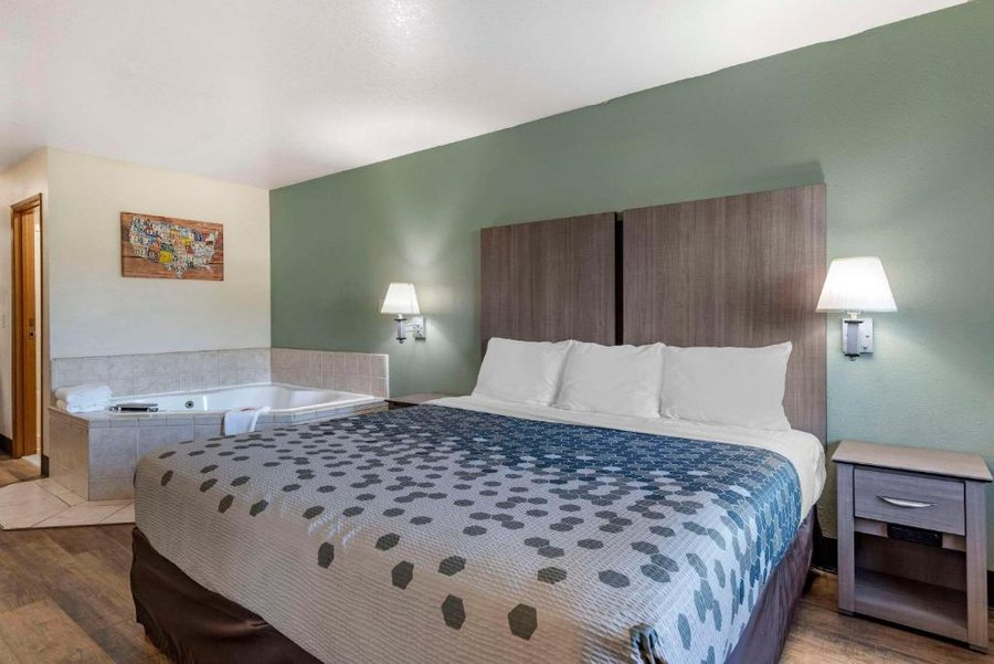 Econo Lodge Portland Airport — Guest room