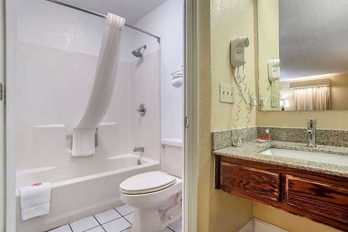 Econo Lodge — Bathroom