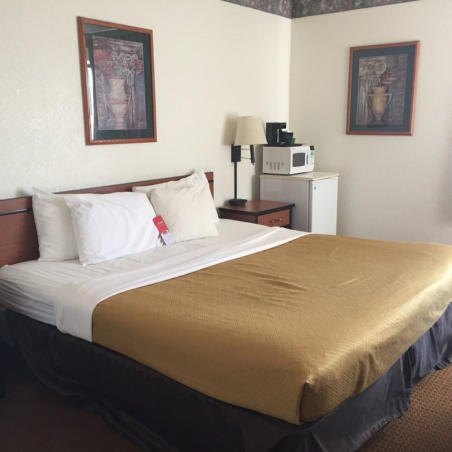 Econo Lodge — Guest room