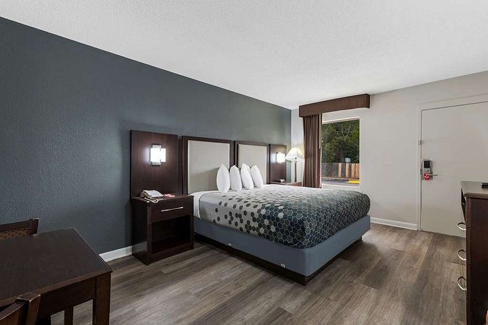 Econo Lodge — Guest room