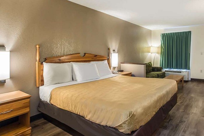 Econo Lodge Resort — Guest room