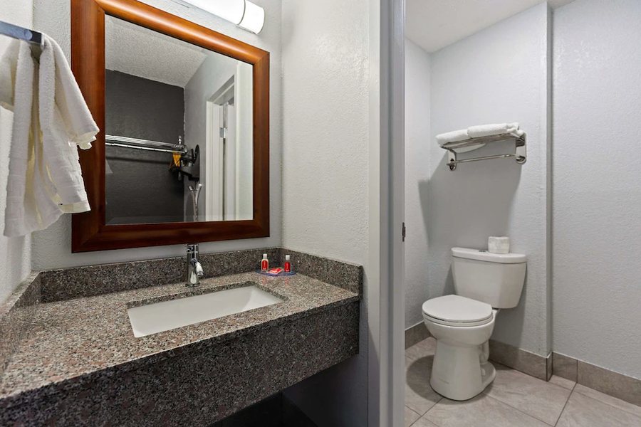 Econo Lodge — Bathroom