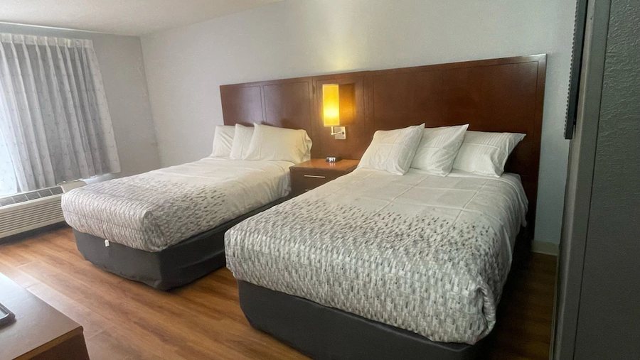Econo Lodge — Guest room