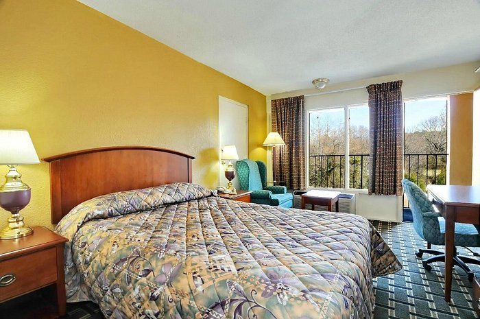 Econo Lodge Salisbury — Guest room