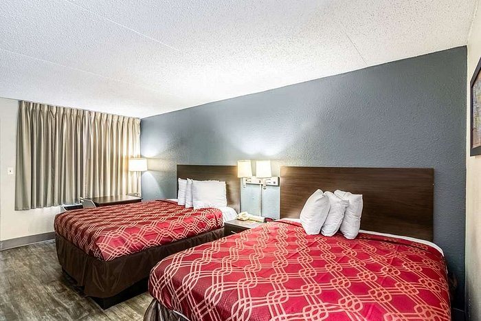 Econo Lodge — Guest room