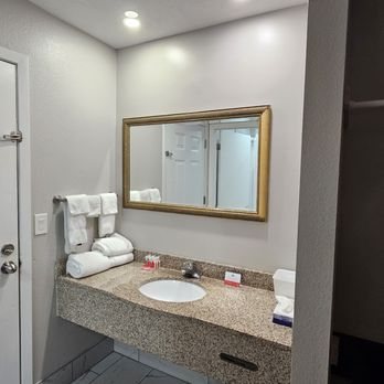 Econo Lodge Sevierville Pigeon Forge On The River — Bathroom