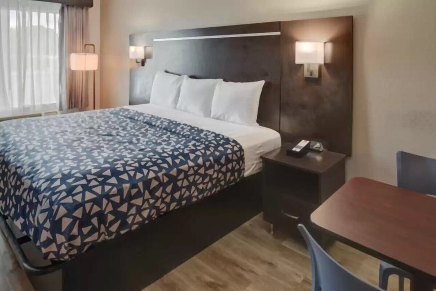 Econo Lodge Sevierville Pigeon Forge On The River — Guest room