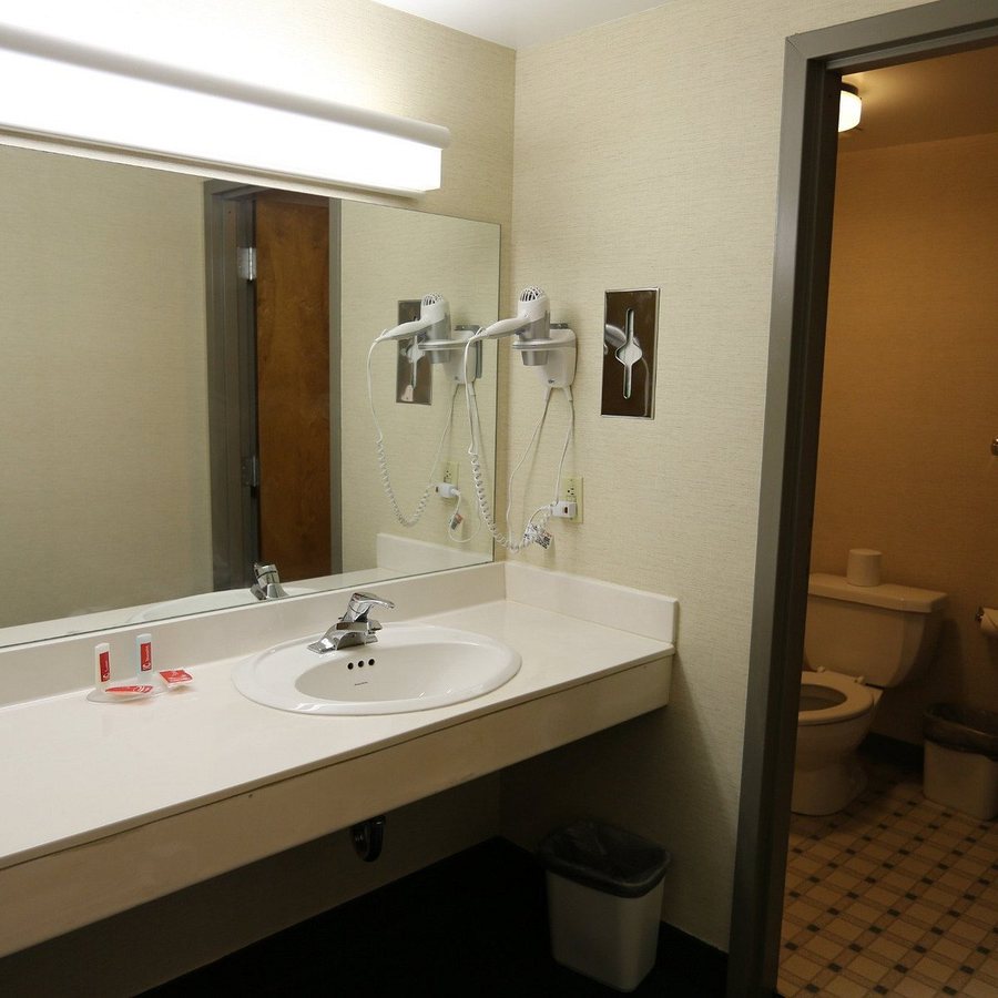 Econo Lodge Spotsylvania Town Center — Bathroom